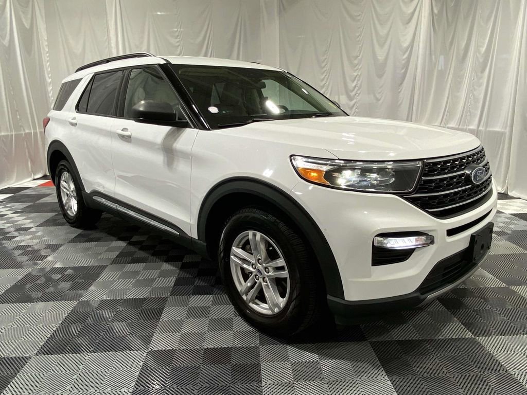 Used 2022 Ford Explorer XLT w/ Equipment Group 202A image 5