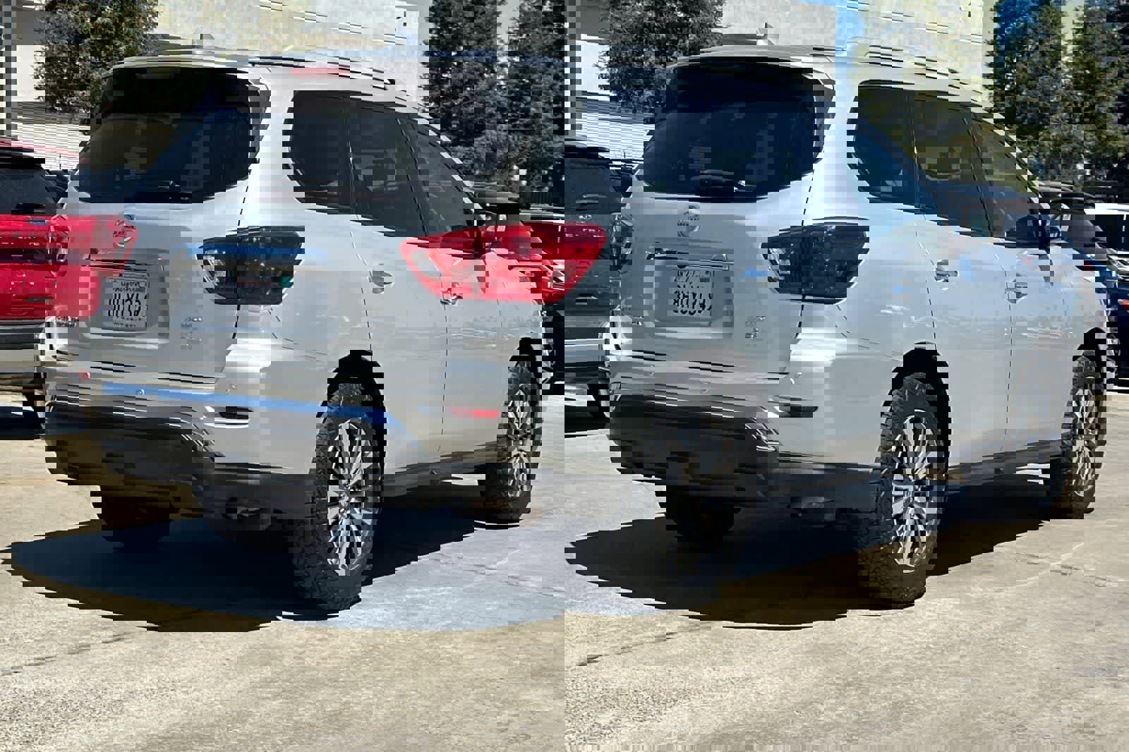 Used 2019 Nissan Pathfinder SL image 3