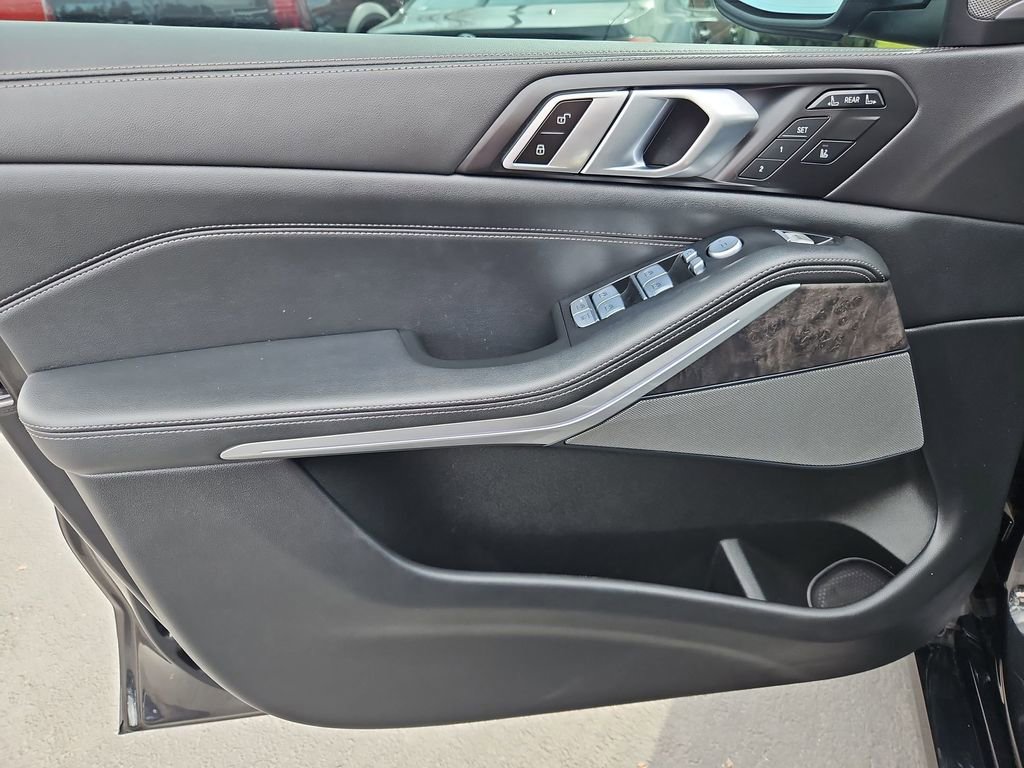 Used 2023 BMW X7 xDrive40i w/ Premium Package image 10