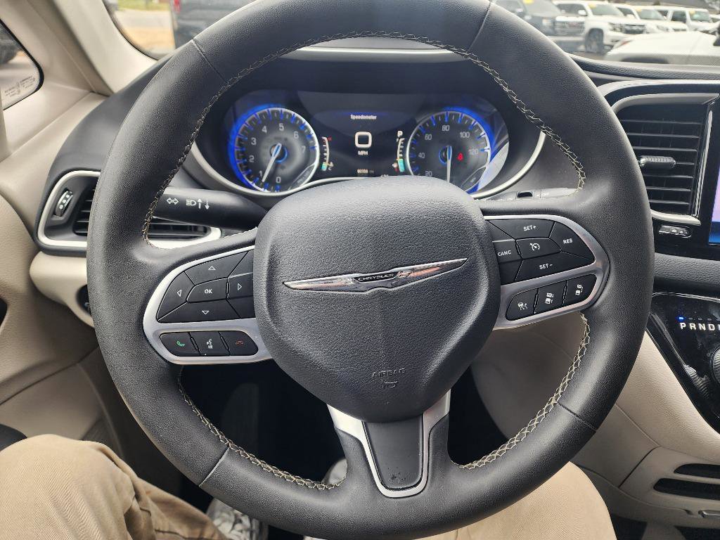 Used 2023 Chrysler Pacifica Touring-L image 23