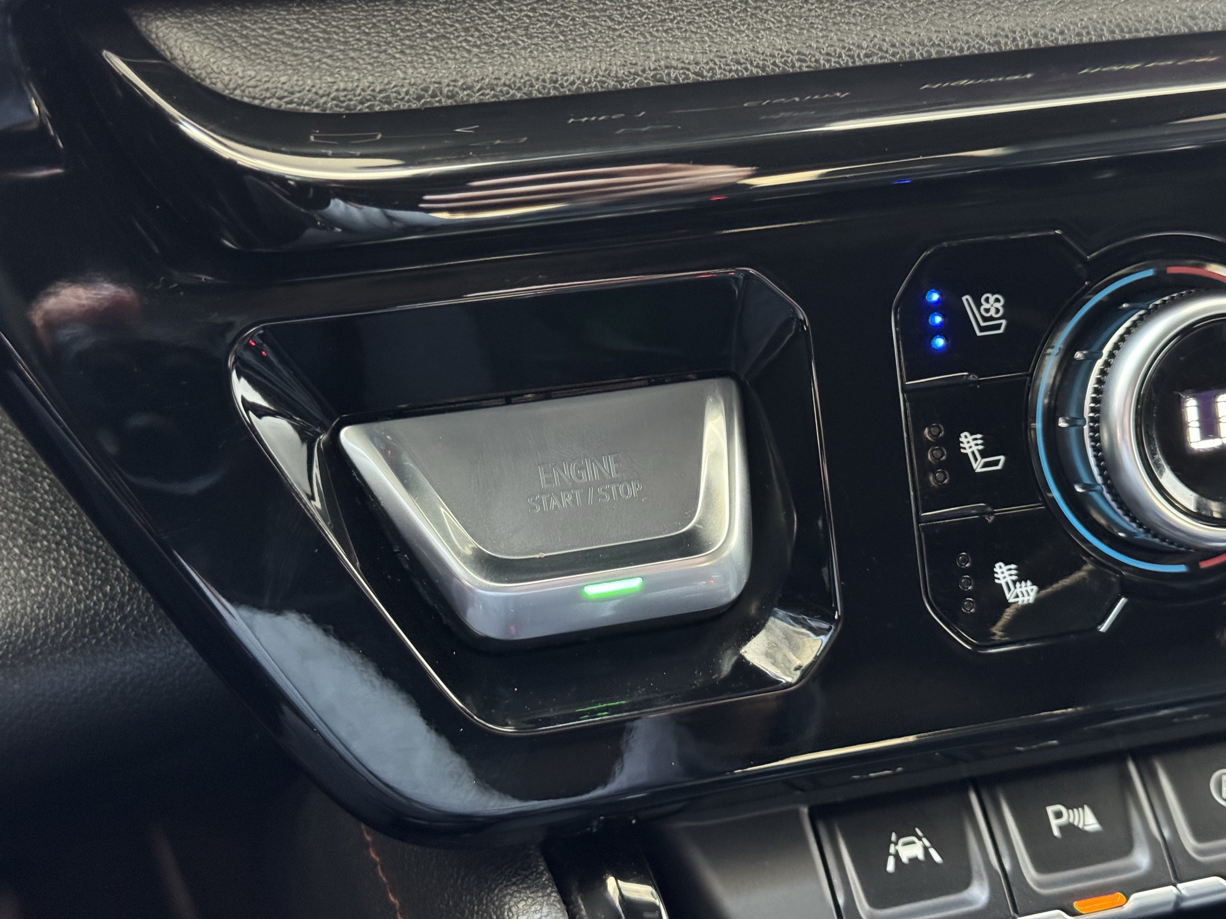Certified 2025 GMC Sierra 1500 AT4 AWD/4WD image 32