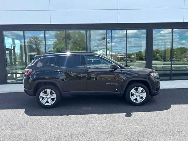 Used 2022 Jeep Compass Latitude w/ Convenience Group AWD/4WD image 2