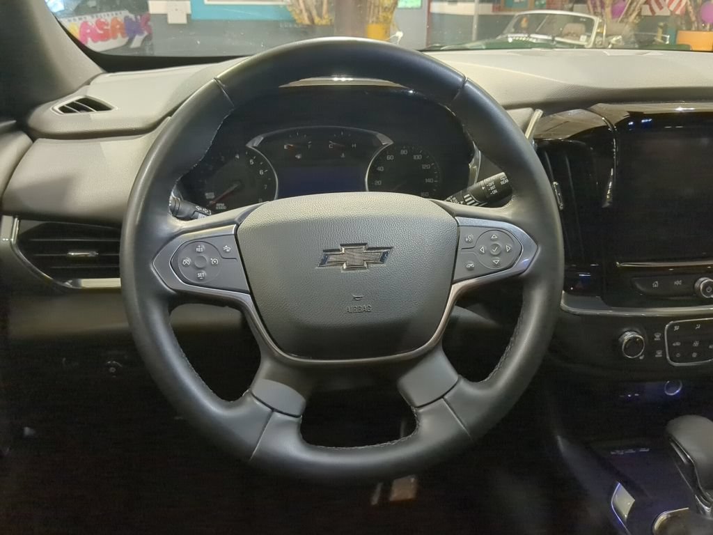 Used 2023 Chevrolet Traverse LT FWD image 2