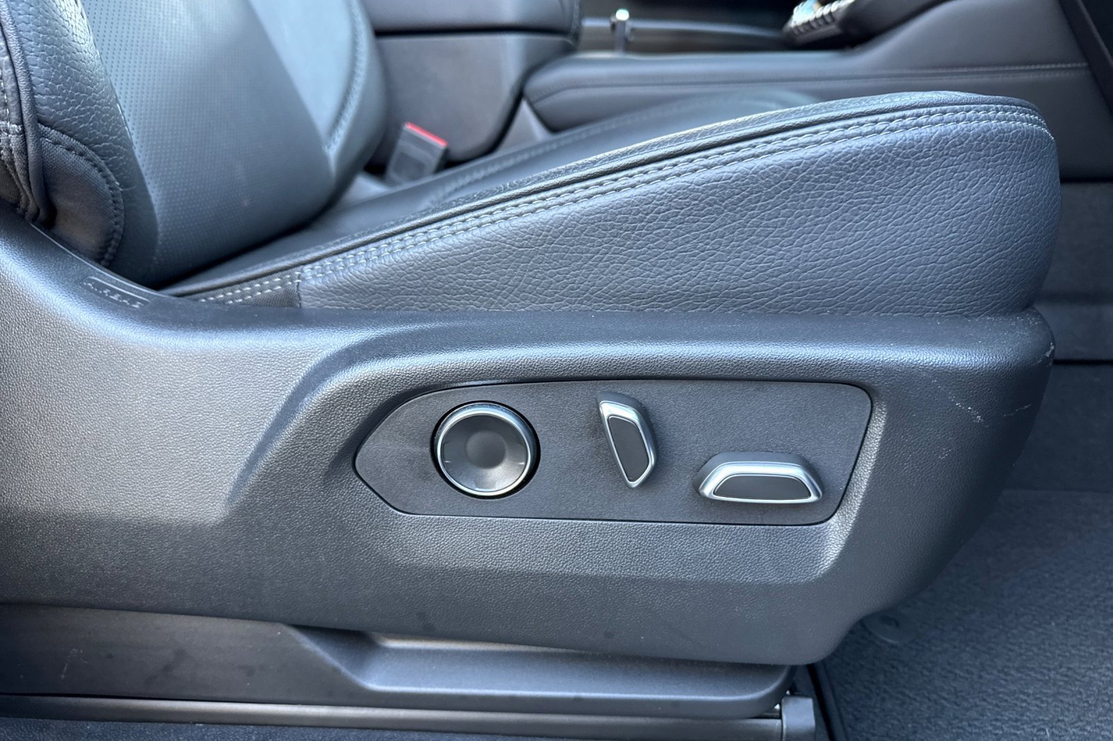 Used 2025 GMC Yukon Denali image 23