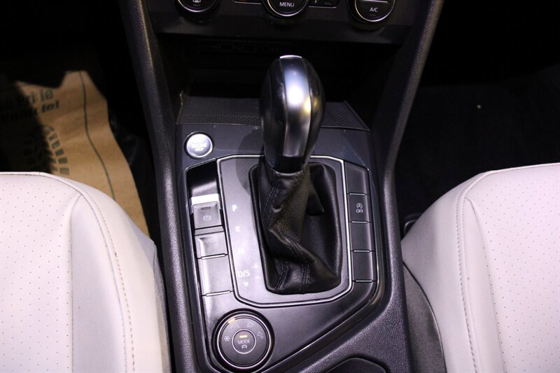Used 2020 Volkswagen Tiguan SE w/ Panoramic Sunroof Package image 8