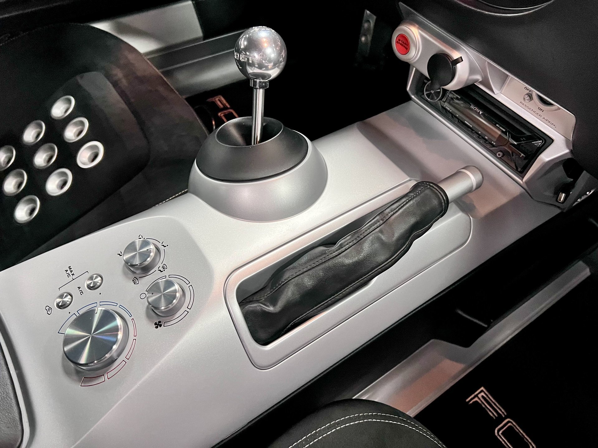 Used 2006 Ford GT RWD image 36