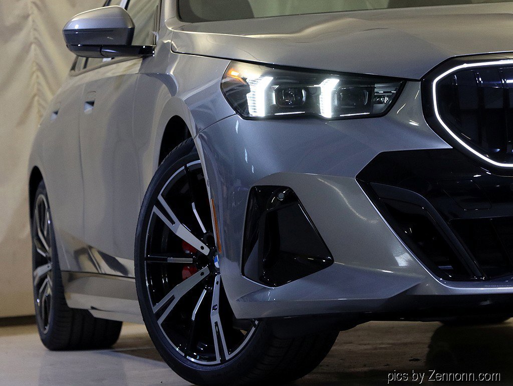 Used 2026 BMW 550e xDrive image 3