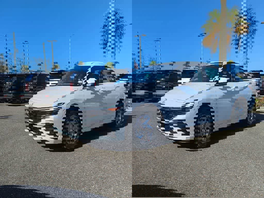 New 2026 Hyundai Elantra SE image 2