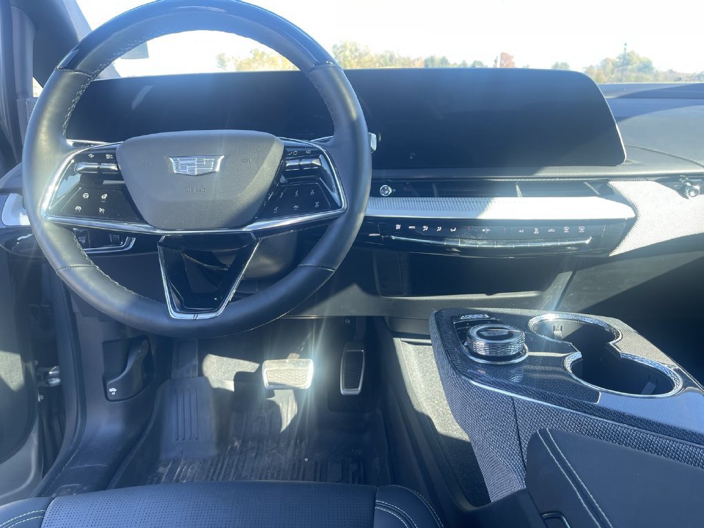 Used 2025 Cadillac Optiq Sport 2 w/ LPO, Floor Liner Package AWD/4WD image 9