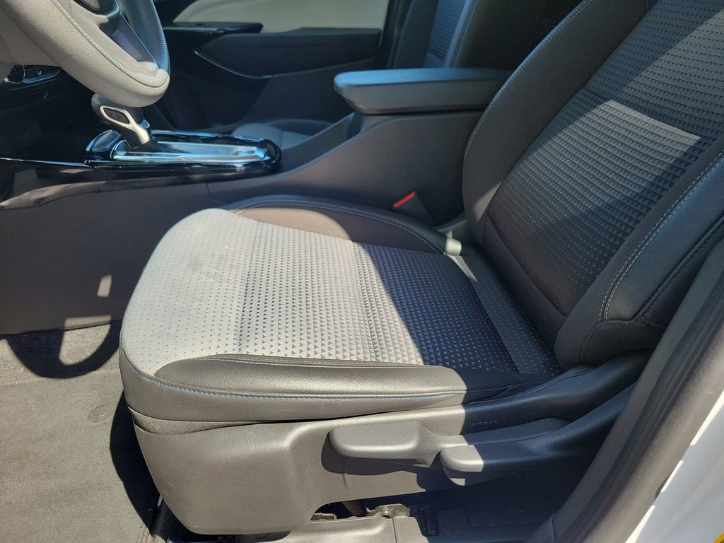 Used 2025 Chevrolet Trax LT FWD image 16