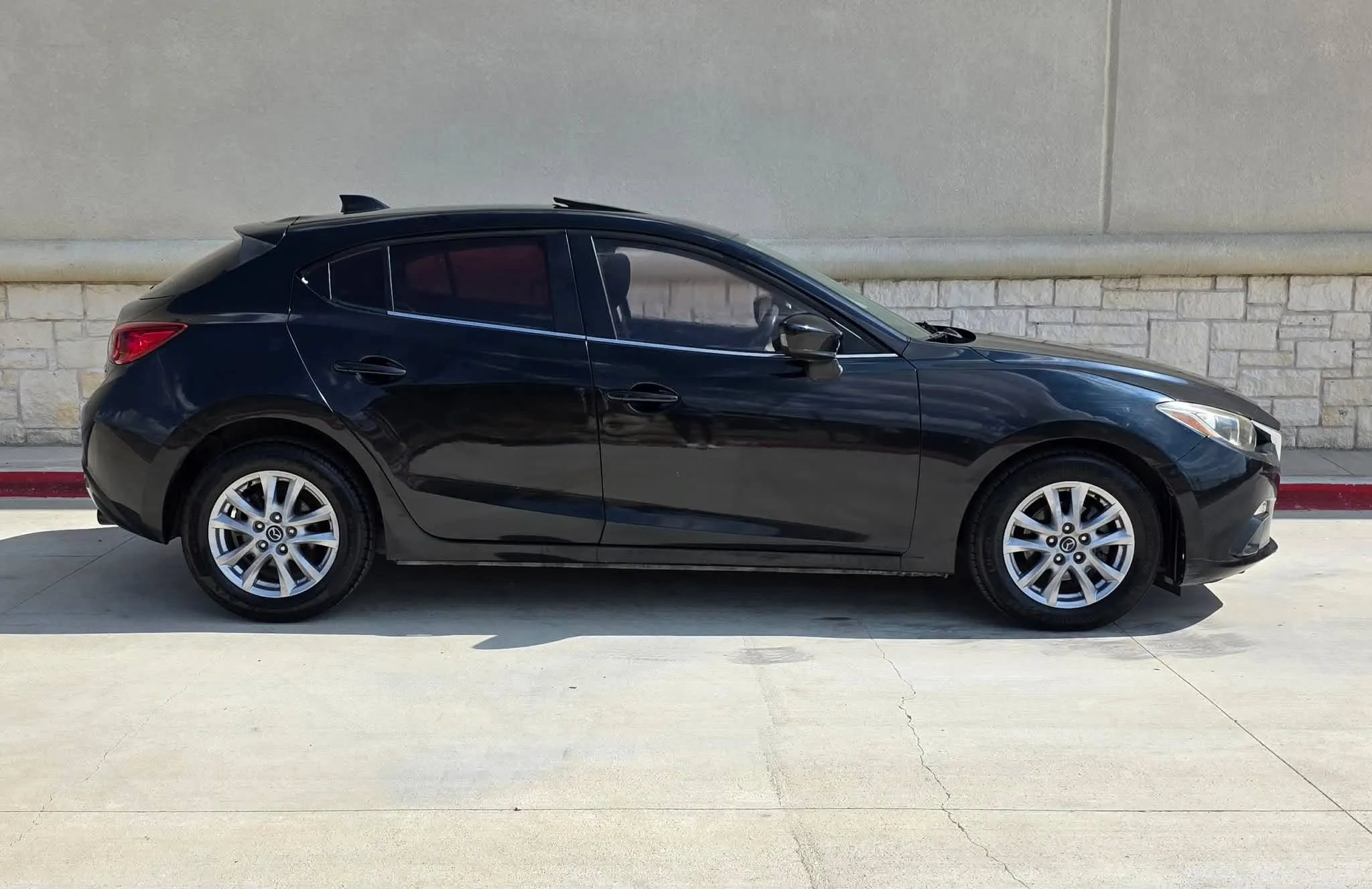 Used 2014 MAZDA MAZDA3 i Touring w/ Technology Package FWD image 2