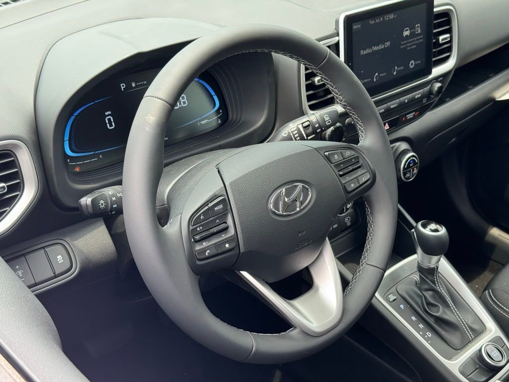 Used 2025 Hyundai Venue SEL image 16