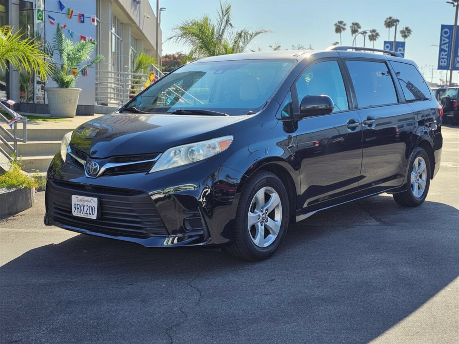 Used 2018 Toyota Sienna LE w/ Carpet Mat Package FWD image 3