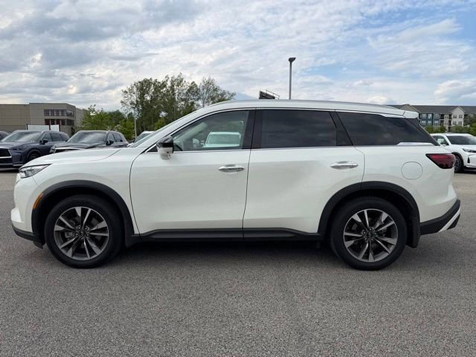 Certified 2025 INFINITI QX60 Luxe w/ Cargo Package AWD/4WD image 4