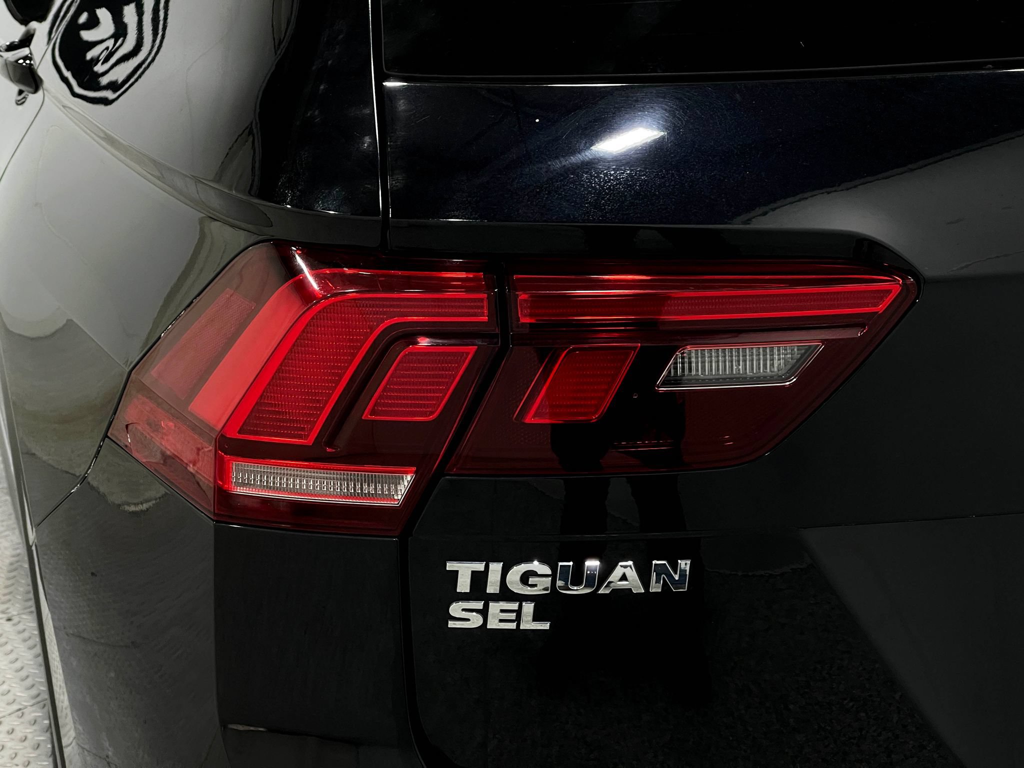 Used 2021 Volkswagen Tiguan SEL AWD/4WD image 34