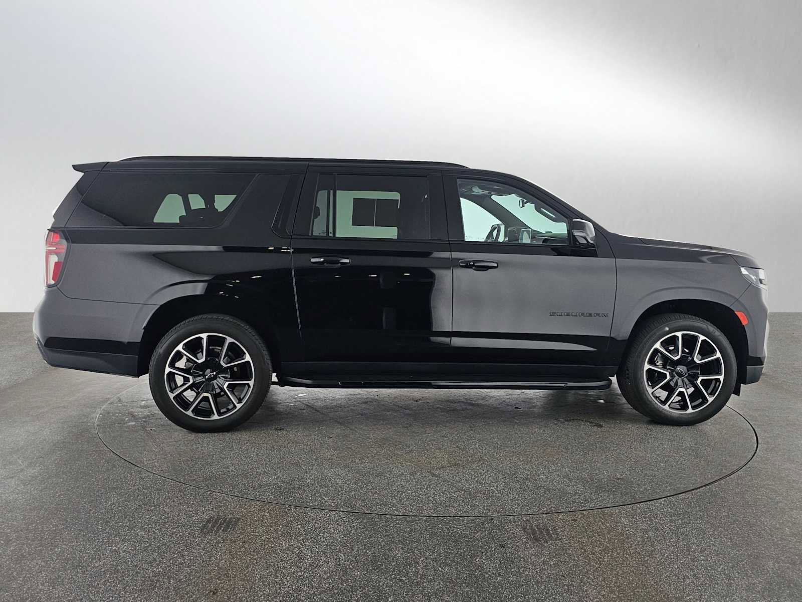 Used 2024 Chevrolet Suburban RST w/ Luxury Package image 2