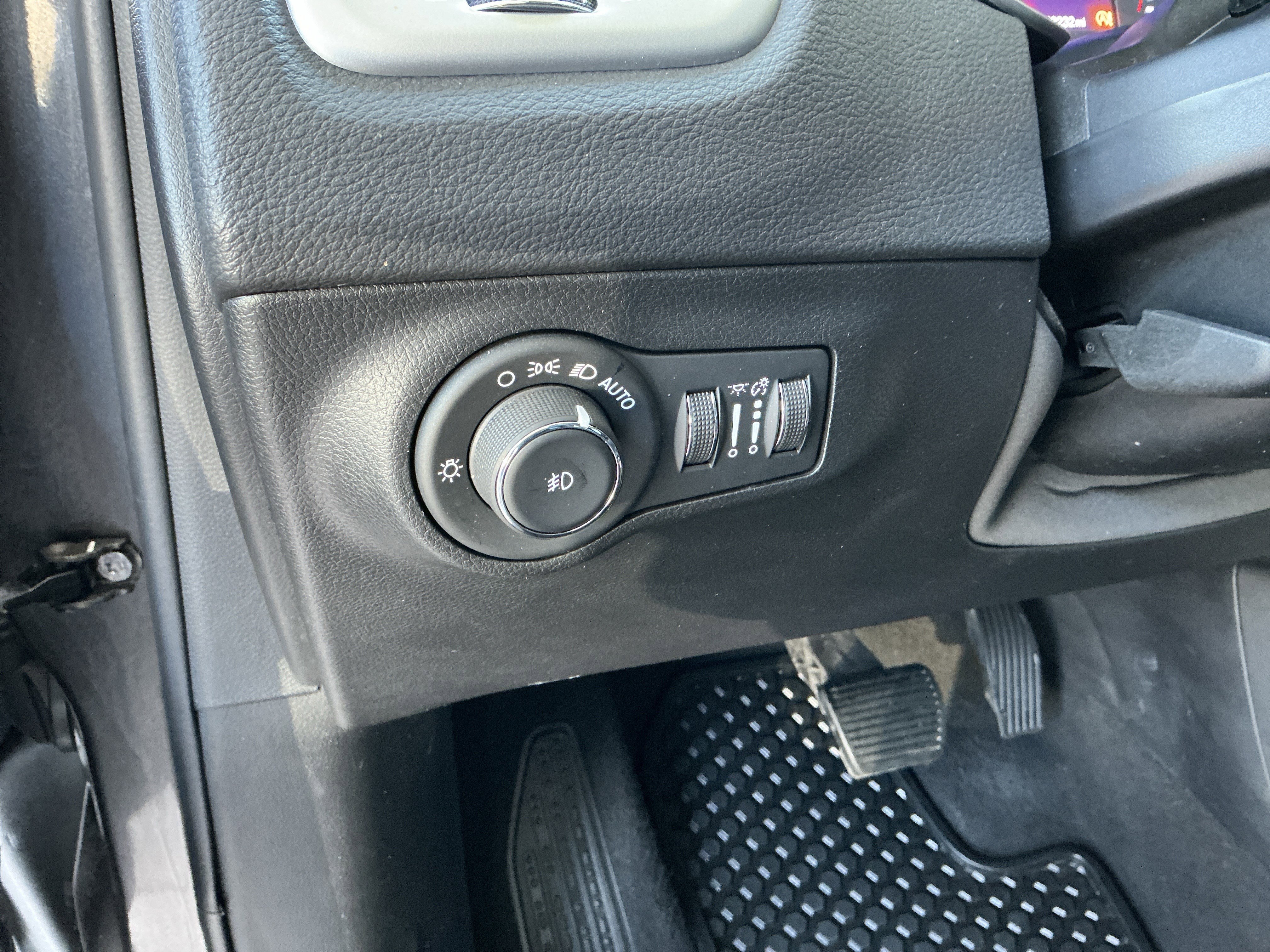 Used 2020 Jeep Compass Latitude w/ Cold Weather Group AWD/4WD image 29