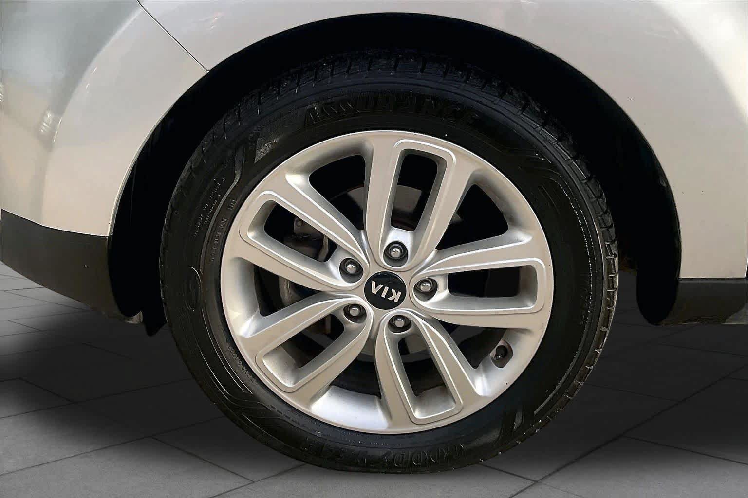 Used 2017 Kia Soul + FWD image 11