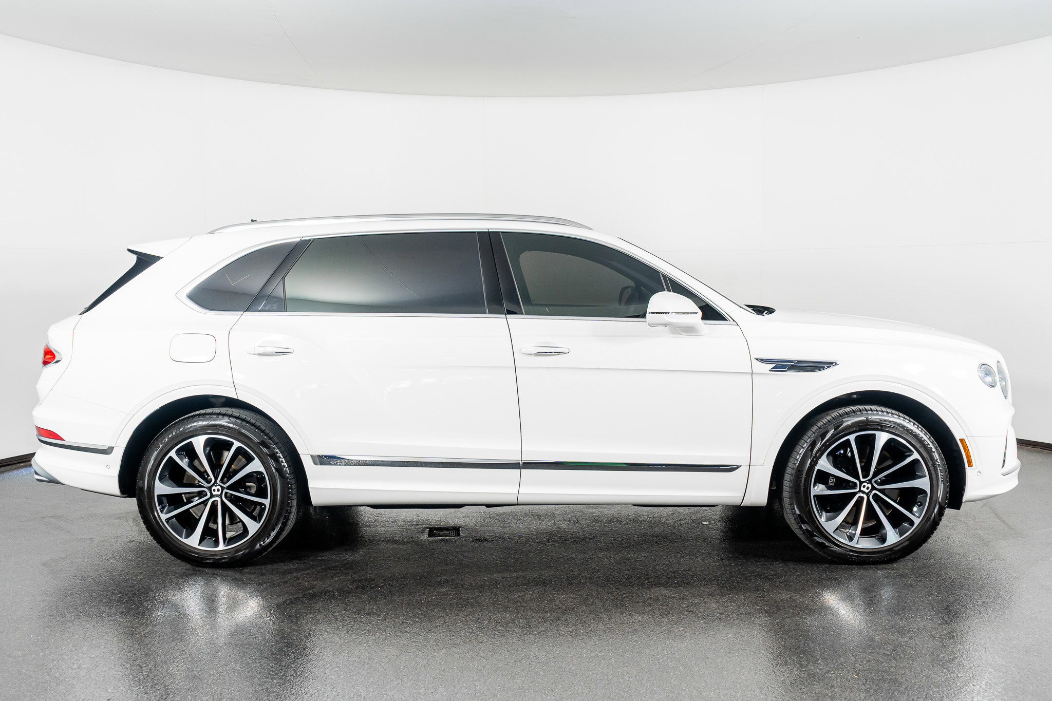 Used 2023 Bentley Bentayga Extended Wheelbase image 5