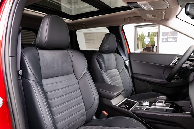 New 2025 Mitsubishi Outlander SE image 26