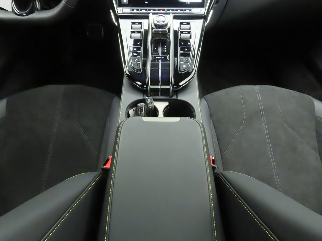 Used 2025 Aston Martin V8 Vantage Coupe image 16