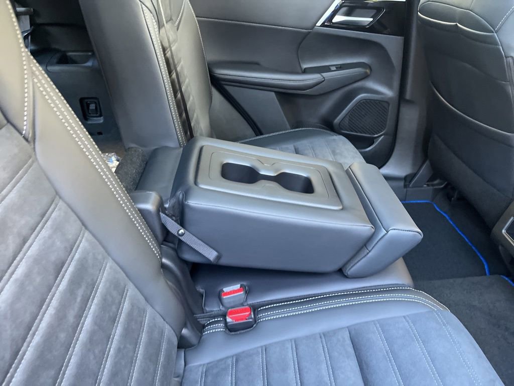 New 2025 Mitsubishi Outlander SE image 25