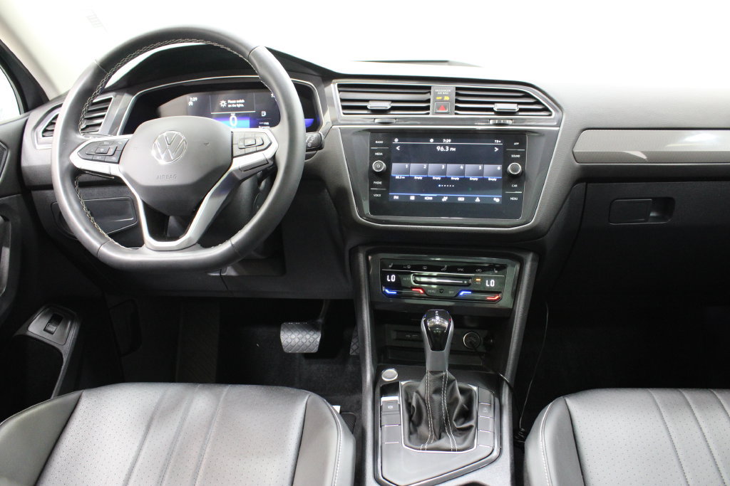 Used 2024 Volkswagen Tiguan SE w/ Panoramic Sunroof Package FWD image 9