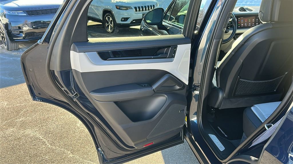 Used 2024 Porsche Cayenne Coupe image 20