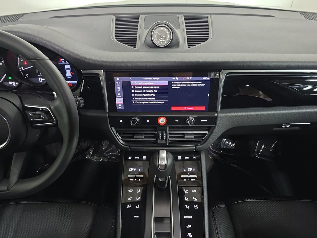 Certified 2025 Porsche Macan image 16