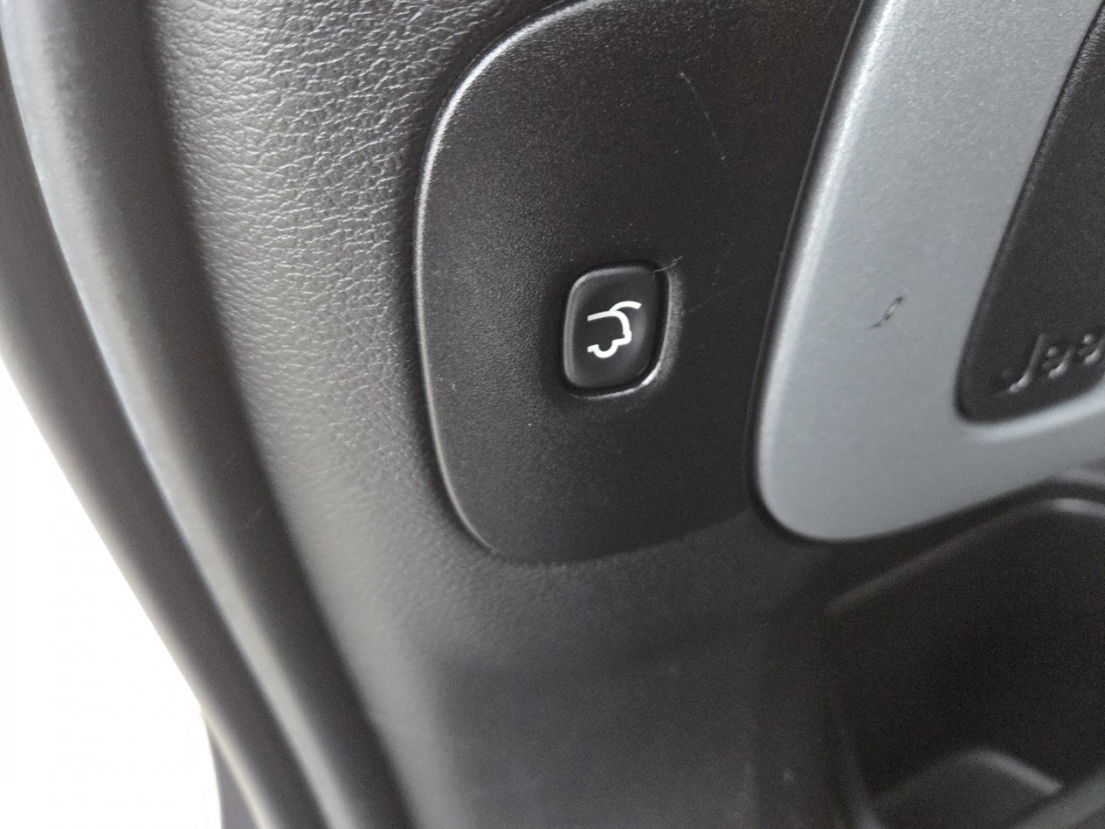 Used 2014 Jeep Cherokee Latitude w/ Comfort/Convenience Group image 20