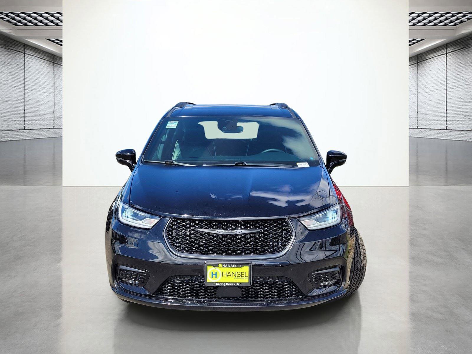 Used 2025 Chrysler Pacifica Limited image 4