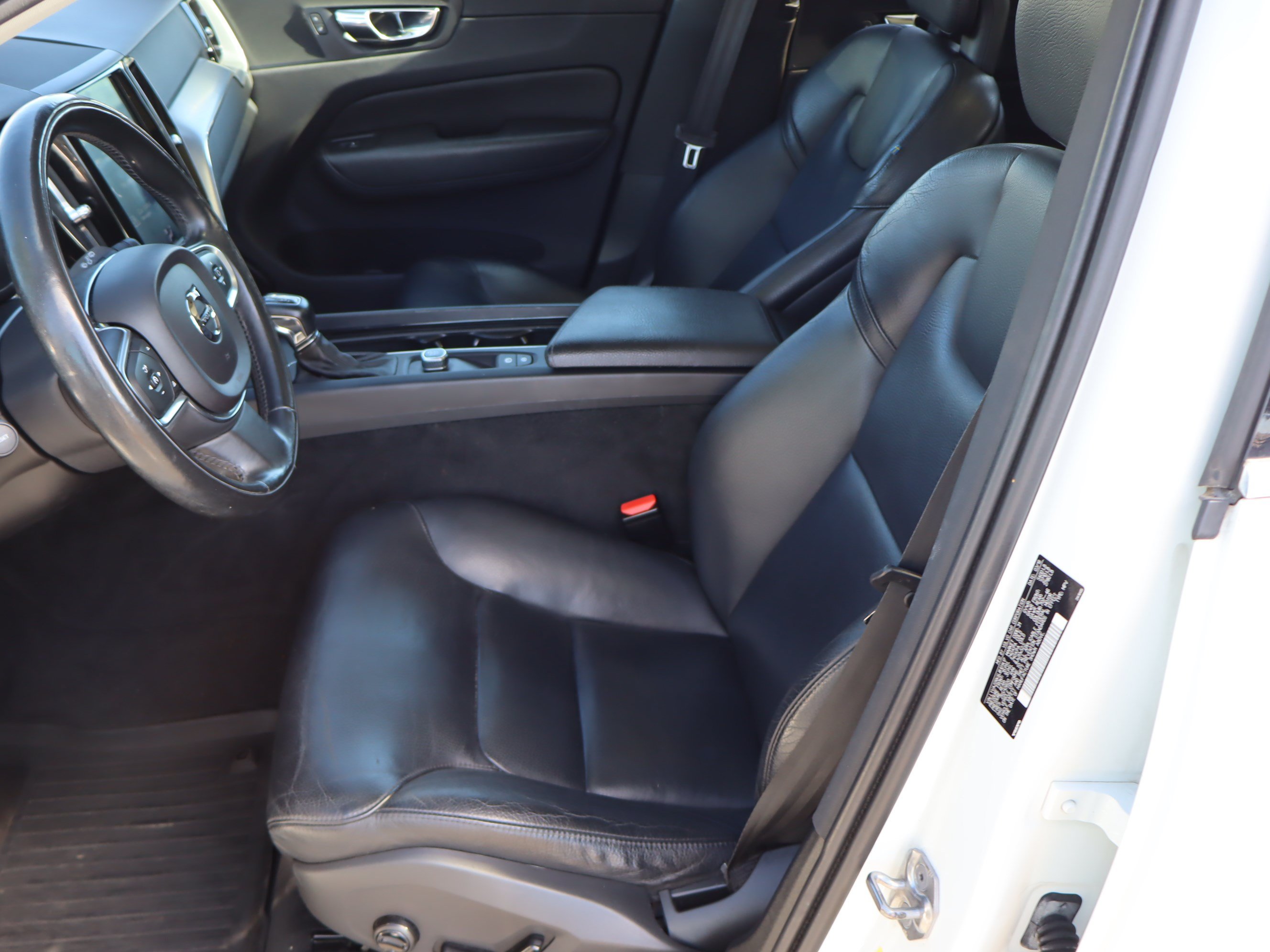 Used 2018 Volvo XC60 T6 Momentum w/ Vision Package AWD/4WD image 16