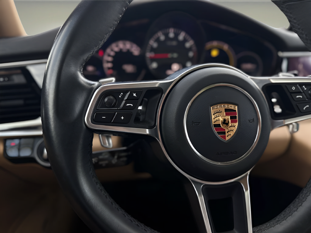 Used 2018 Porsche Panamera RWD image 11