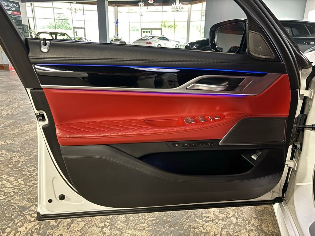 Used 2022 BMW M760i xDrive image 8