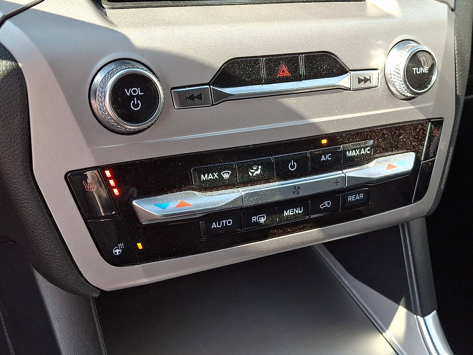 Used 2023 Ford Explorer XLT w/ Equipment Group 202A AWD/4WD image 17