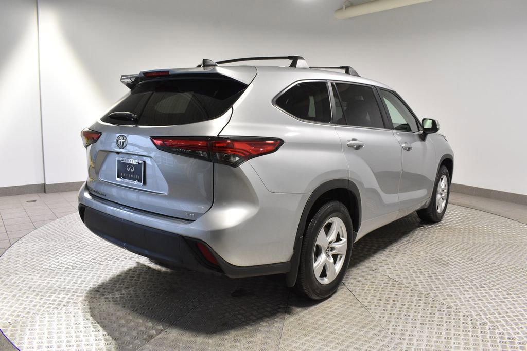 Used 2023 Toyota Highlander XLE image 3
