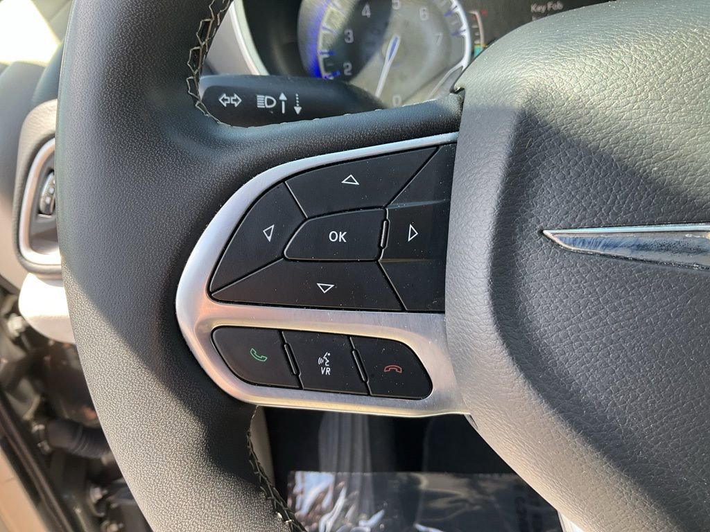 Used 2023 Chrysler Pacifica Touring-L image 7