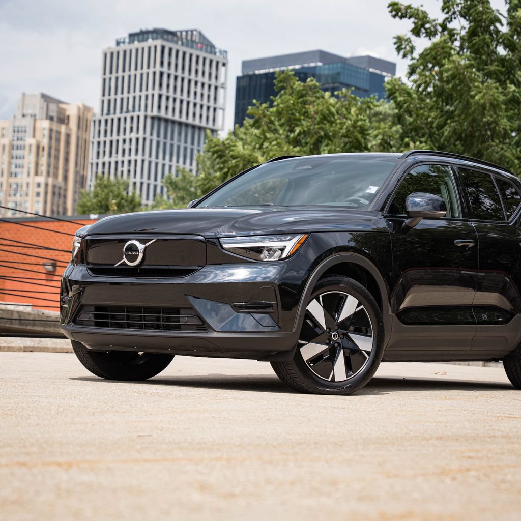 Certified 2024 Volvo XC40 Recharge Core RWD image 2