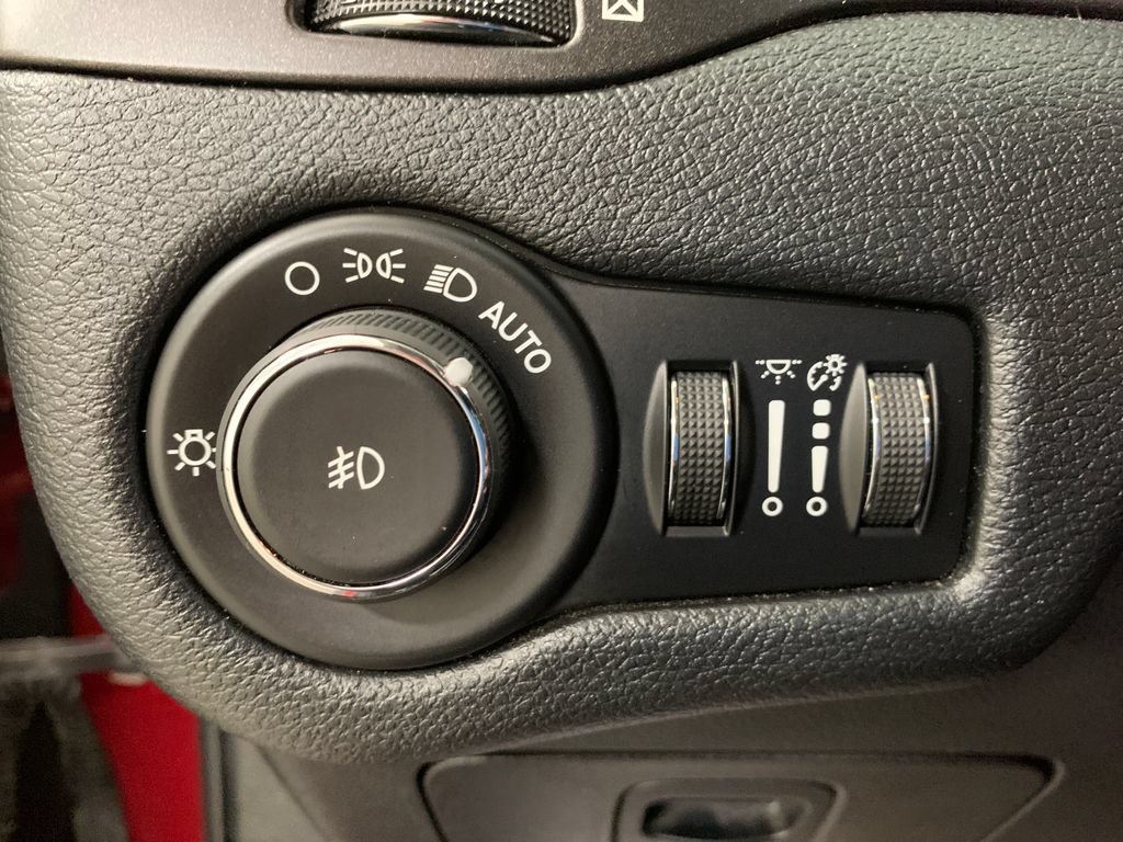 Used 2019 Jeep Cherokee Trailhawk w/ Cold Weather Group AWD/4WD image 15