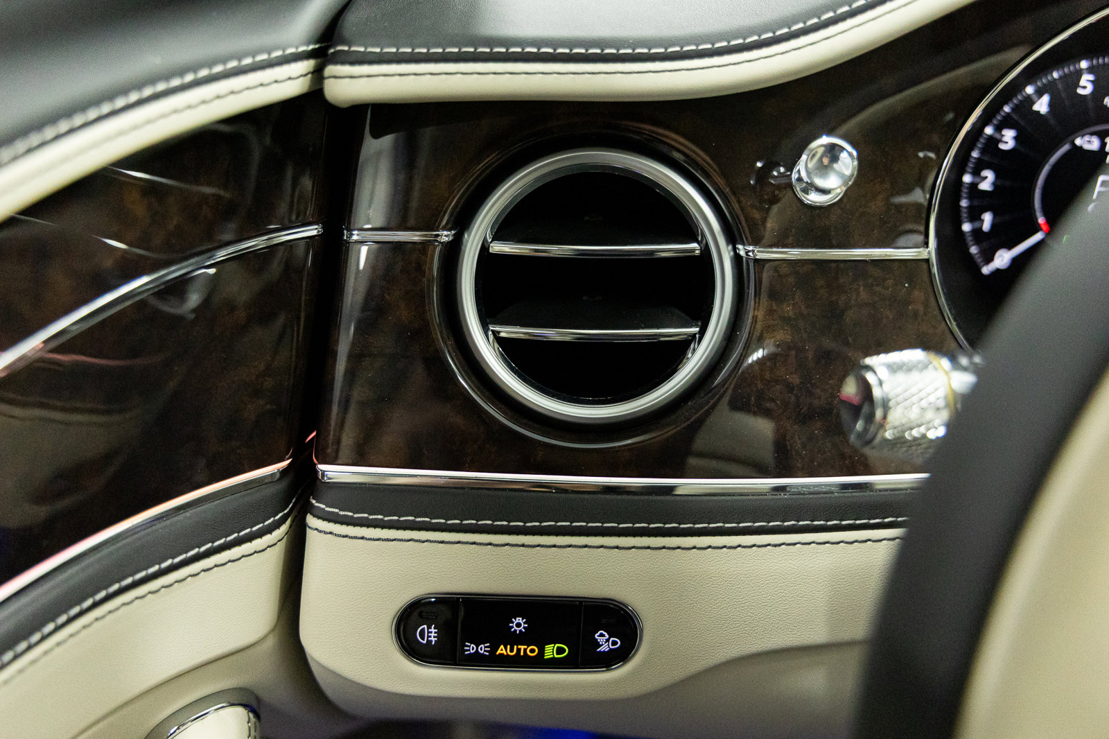 Certified 2026 Bentley Flying Spur Plug-In Hybrid image 33