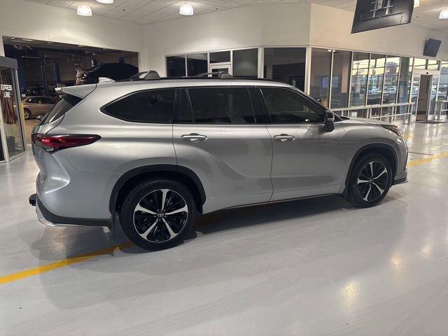 Used 2022 Toyota Highlander XSE AWD/4WD image 9