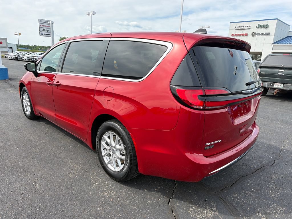 Used 2025 Chrysler Pacifica Select FWD image 3