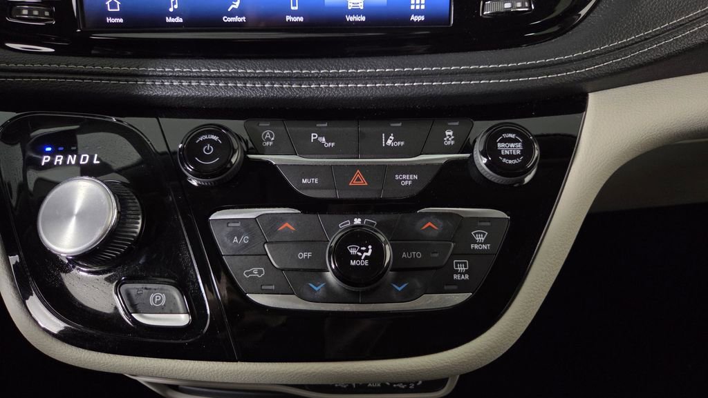 Used 2024 Chrysler Pacifica Touring-L FWD image 23