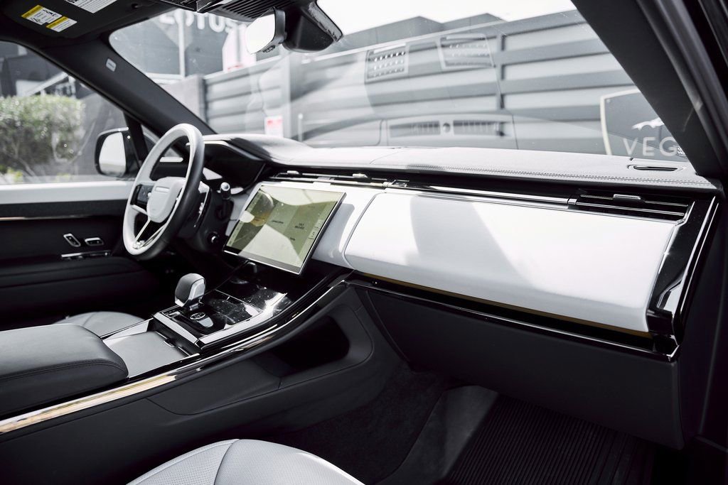 Used 2025 Land Rover Range Rover Sport Dynamic SE AWD/4WD image 38