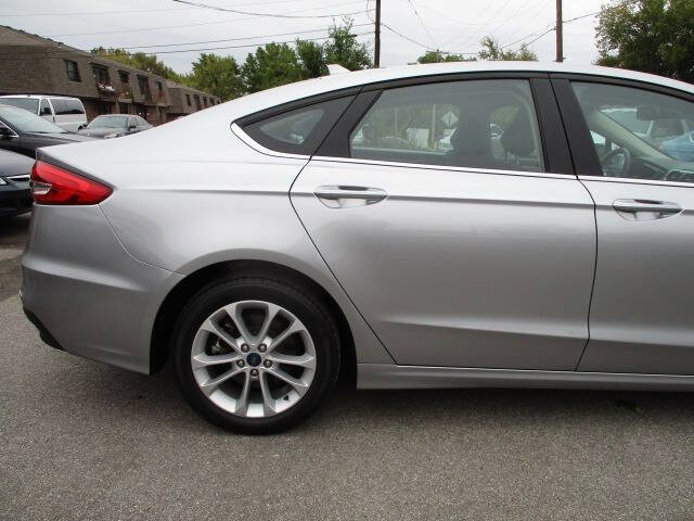 Used 2020 Ford Fusion SE image 11