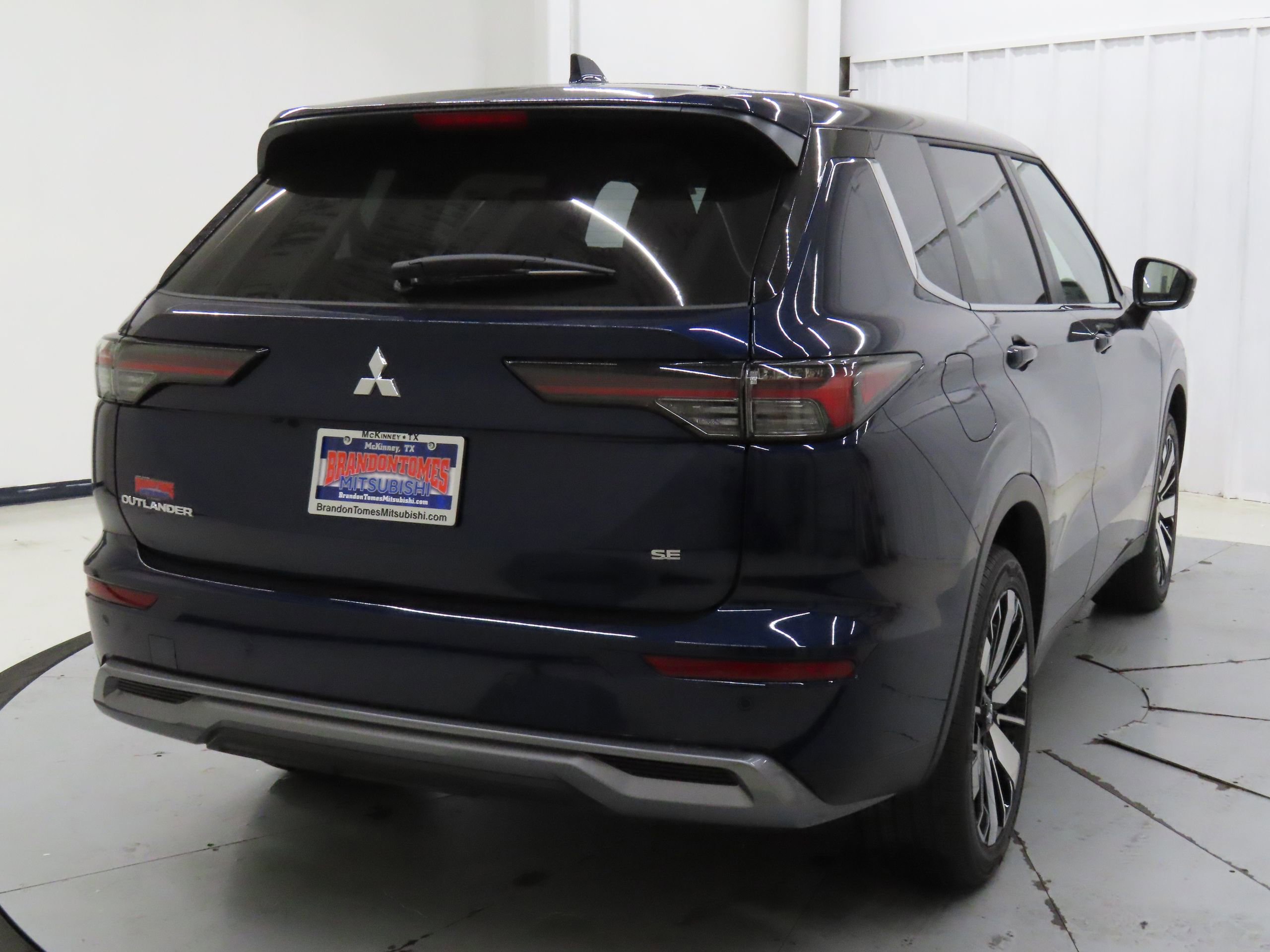 New 2025 Mitsubishi Outlander SE image 3