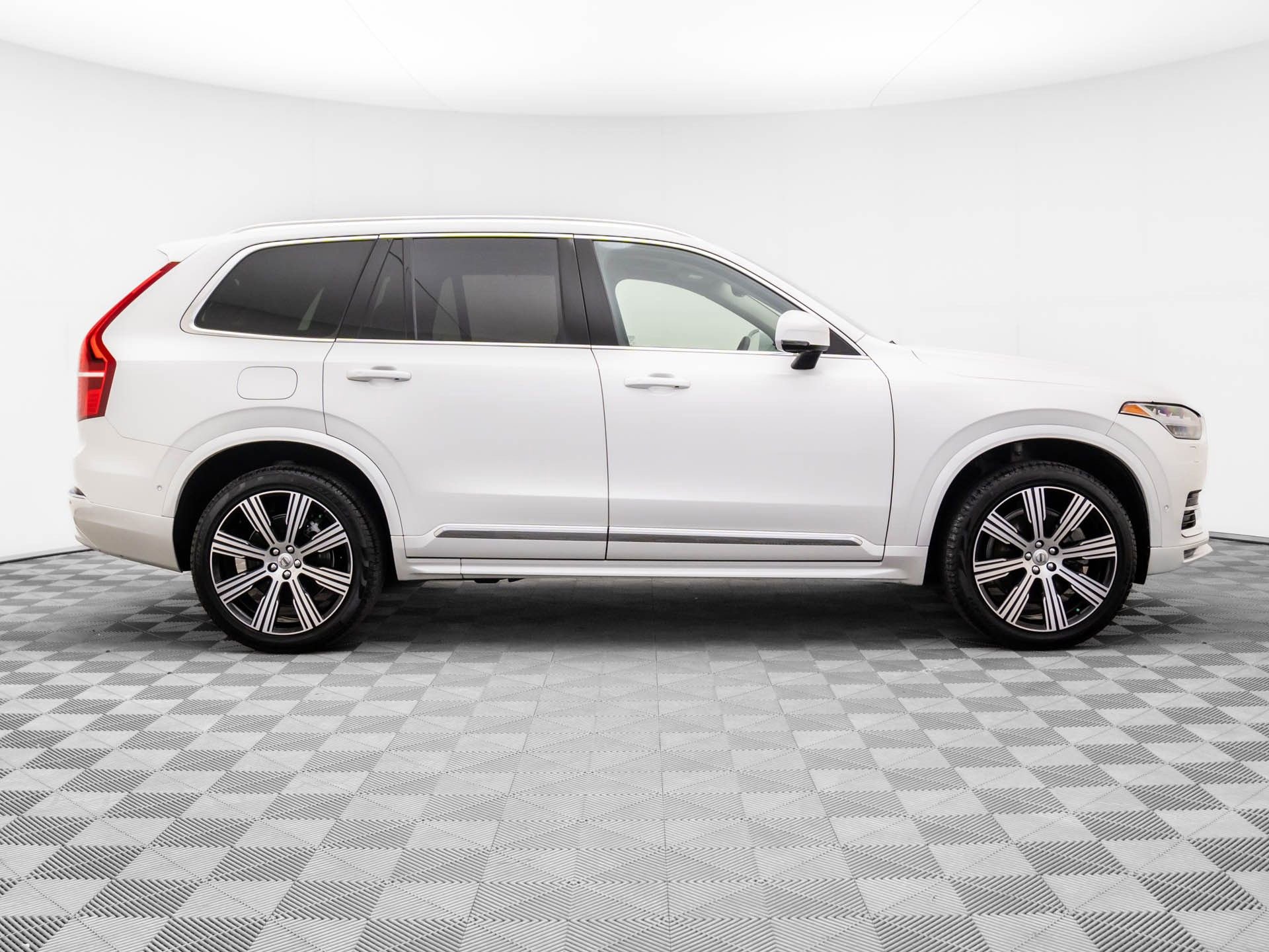 Used 2024 Volvo XC90 B6 Ultimate w/ Protection Package image 7