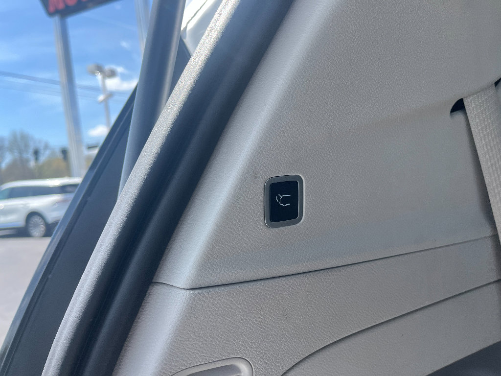 Used 2024 Chrysler Pacifica Touring-L image 11