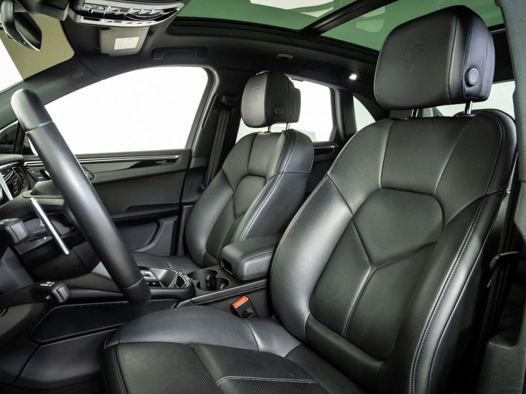 Certified 2024 Porsche Macan Turbo image 5