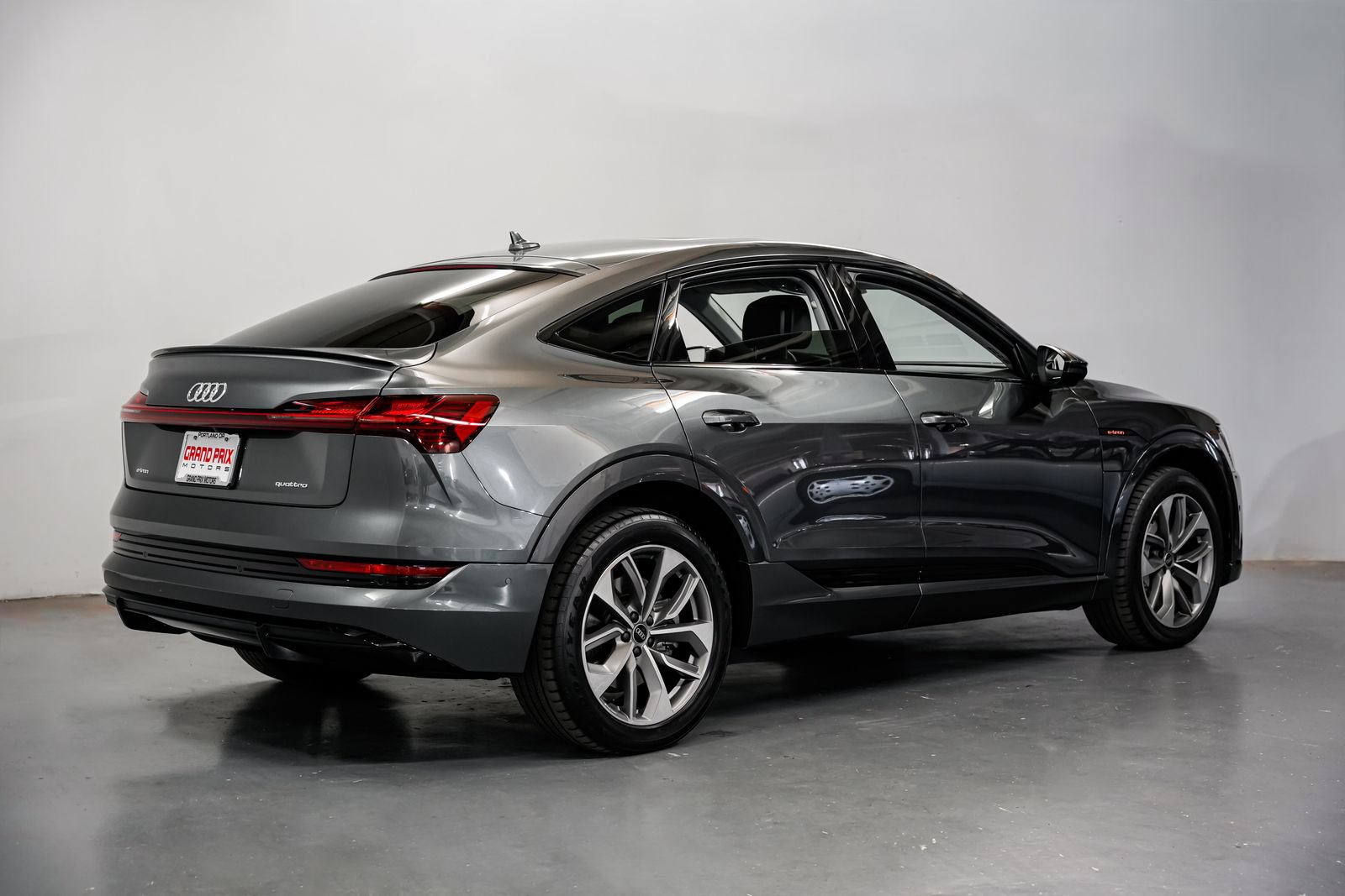 Used 2021 Audi e-tron Premium Plus w/ Premium Plus Package AWD/4WD image 3